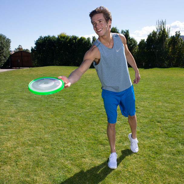 Aerobie Superdisk, frisbee gegooid door man